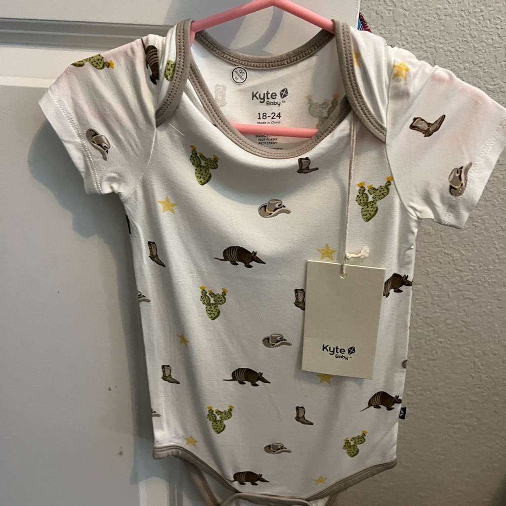 Kyte Baby White Printed Kids Onsie